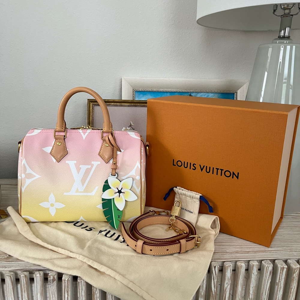 LOUIS VUITTON
Monogram Giant By The Pool Speedy Bandouliere 25 Light Pink